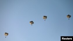 Повітряний десант допомоги від американських і йорданських військових, Газа, 2 березня 2024 р. REUTERS/Kosay Al Nemer