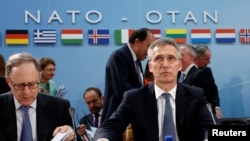 NATO Bosh kotibi Yens Stoltenberg Bryusselda alyans mudofaa vazirlari anjumaniga raislik qilmoqda. 14-iyun, 2016-yil.
