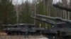 Фото для ілюстрації: польський військовий біля танку "Леопард" в Польщі, лютий 2023 року (AP Photo/Michal Dyjuk)