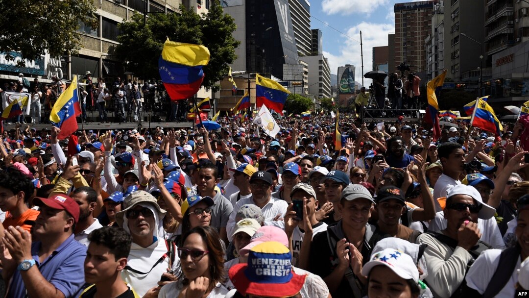 Supporters of Venezuelan opposition leader and self declared acting president Juan Guaido take part in rally to press the military to let in US humanitarian aid, in eastern Caracas on Feb. 12, 2019. 
