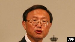 Ngoại trưởngTrung Quốc Dương Khiết Trì gọi điện thoại cho Ngoại trưởng Nga Sergei Lavrov để tham khảo ý kiến