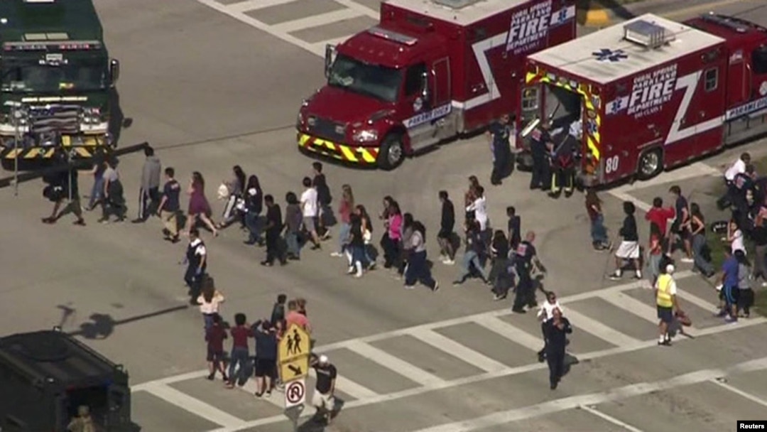 အထက်တန်းကျောင်းသူ၊ ကျောင်းသားများ Marjory Stoneman Douglas High School က ထွက်ပြေးလာကြစဉ်