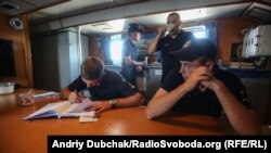 У їдальні команди корабля «Павло Державін»