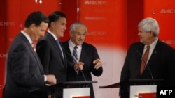 4 ứng cử viên đảng Cộng Hòa (từ trái): Rick Santorum, Mitt Romney, Ron Paul, và Newt Gingrich nói chuyện trong thời gian nghỉ giữa cuộc tranh luận ở Florida