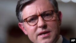 Спікер Палати представників Майк Джонсон розмовляє з журналістами у Вашингтоні, 17 квітня 2024 р. (Фото: AP Photo/J. Scott Applewhite)