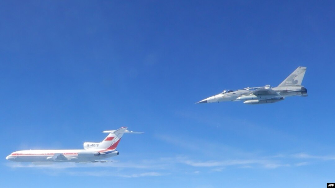 지난 2018년 5월 중국인민해방군 Tu-154M 정찰기(왼쪽)가 타이완 남부 상공을 비행하자, 타이완 F-CK-1 전투기가 출격했다. 사진제공=타이완 국방부.