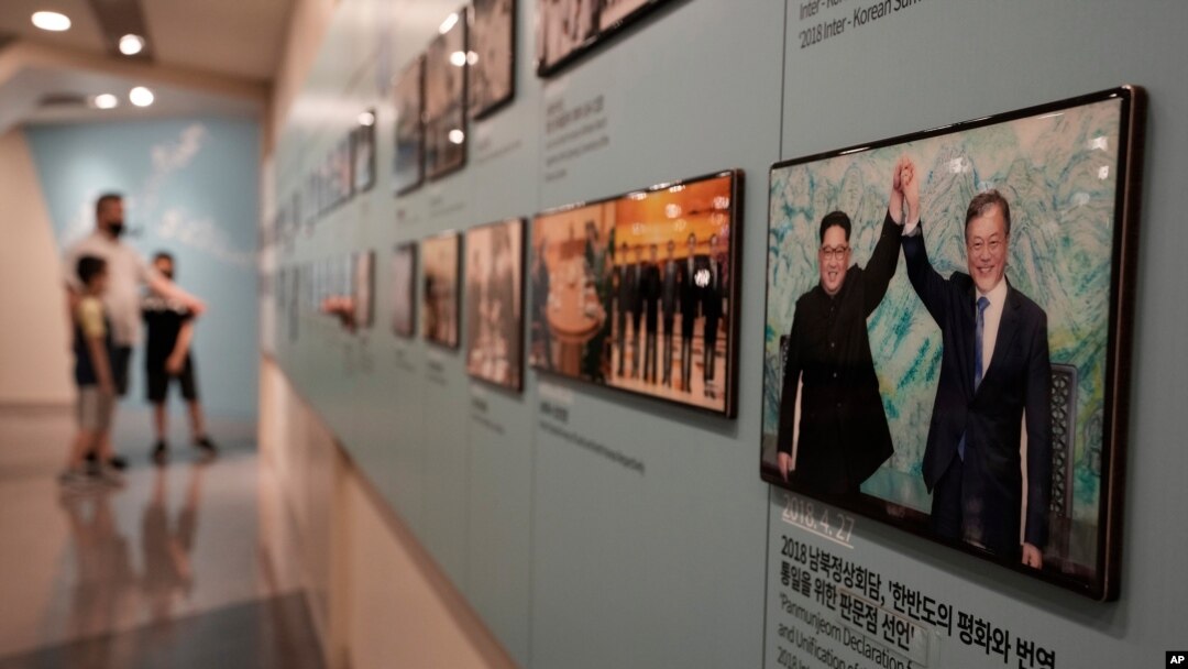 27일 한국 파주 통일전망대에 지난 2018년 4월 남북정상회담 사진이 전시돼있다.