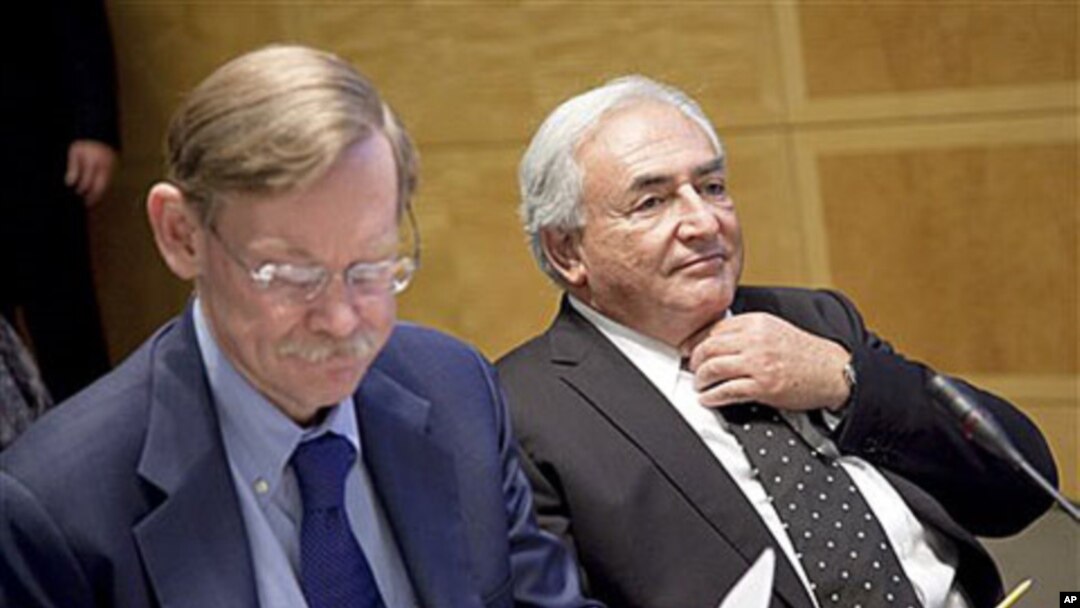 International Monetary Fund Managing Director Dominique Strauss-Kahn, right, and World Bank President Robert Zoellick prepare for a meeting of the G-24, during the annual IMF and World Bank meetings in Washington, 07 Oct 2010