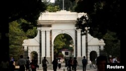 资料照片：2016年7月27日，北京清华大学大门附近的行人。（路透社照片）