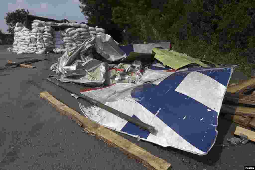 Сепаратисти пустили залишки рейсу MH17 на будівництво блокпосту.