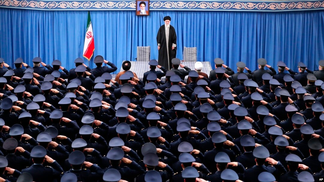 아야톨라 알리 하메네이 이란 최고지도자가 8일 이란 공군 장성들의 거수 경례를 받고 있다.