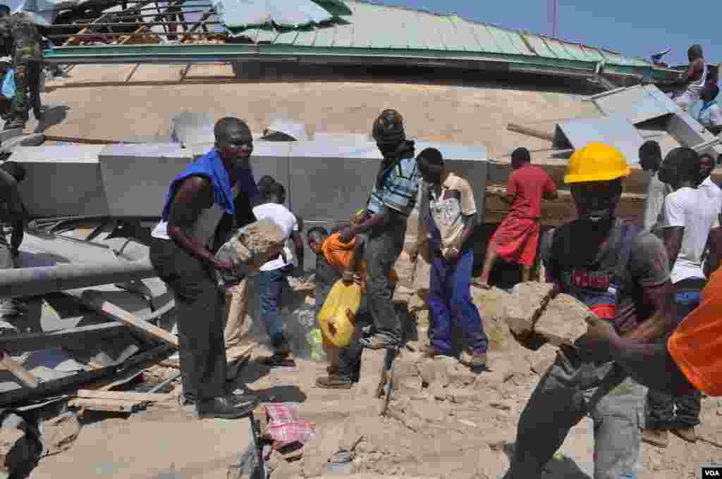 Rescue workers search for victims in a collapsed building in Accra, Ghana, November 7, 2012. (L. Burke/VOA)