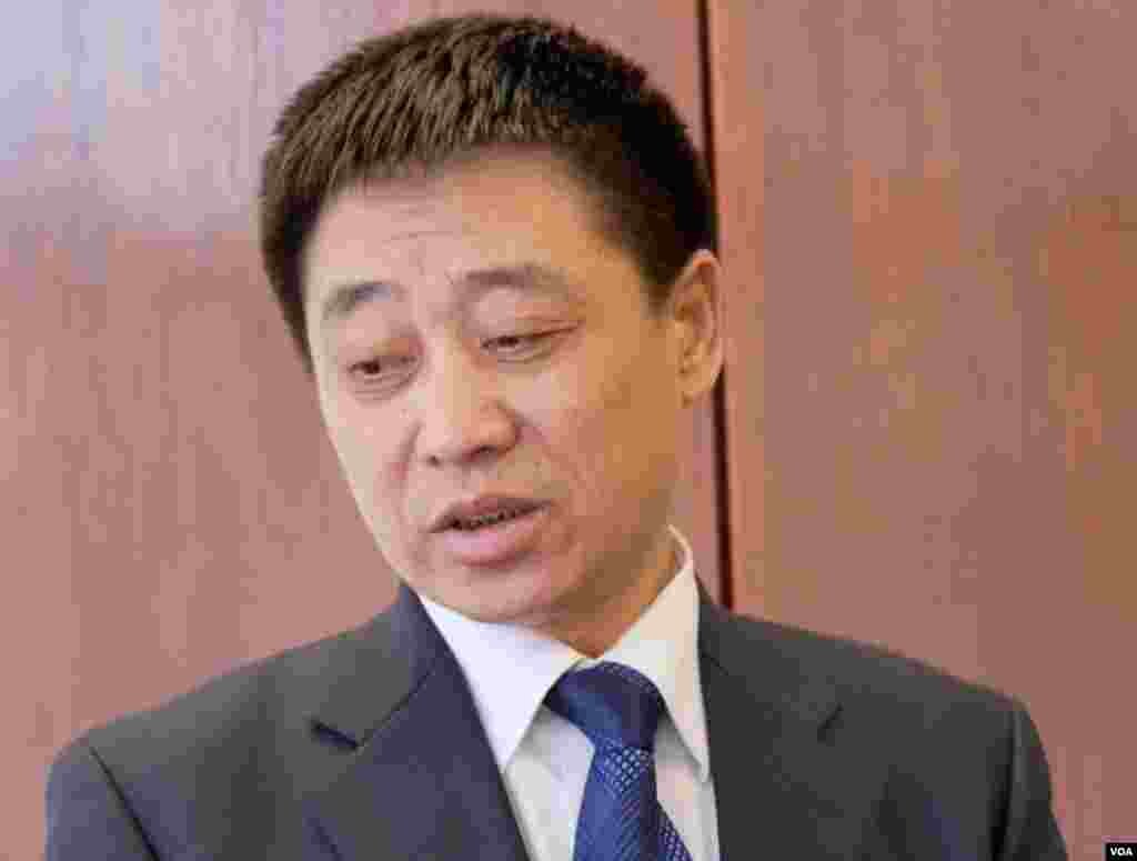 瞿铭的父亲瞿万志年初在律师事务所受访 (美国之音国符拍摄)