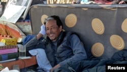 ལ་དྭགས་ཀྱི་ཤེས་ཡོན་སློབ་གསོ་བ་དང་ཚན་རིག་པ་བསོད་ནམས་དབང་ཕྱུག་གིས་རང་ཡུལ་ལ་མངའ་སྡེའི་ཐོབ་ཐང་དགོས་ཞེས་ཉི་མ་༢༡་ལ་ཟས་བཅད་ངོ་རྒོལ་གྱི་ལས་འགུལ་སྤེལ།