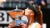 Теніс - WTA Premier 5 - Italian Open. 20 травня, 2018. Українка Еліна Світоліна цілує трофей