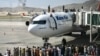 Tolibondan qo'rqib, Afg'onistonni tark etishga urinayotgan afg'onlar, avgust, 2021 