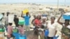 Membros de uma familia desalojada na província do Namibe