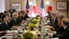 2015年4月27日，日本外相岸田文雄（左）、防卫相中谷元（左二）和美国国务卿克里（右三）、国防部长卡特（照片中见不到）等外交和防务官员在纽约会晤。