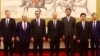 美国贸易代表团成员和中国官员在北京合影，左起：美国贸易代表罗伯特·莱特希泽，美国商务部长威尔伯·罗斯，美国财政部长史蒂文·努钦，中国副总理刘鹤。右起第一人为中国人民银行行长易纲。（2018年5月3日或4日，美国驻华大使馆网站图片））
