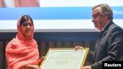 BMT Bosh kotibi Antoniu Guterrish Malala Yusufzoyga Tinchlik elchisi yorlig'ini topshirmoqda. Nyu-York, 10-aprel, 2017-yil. 