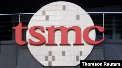 타이완 신추에 있는 TSMC 반도체 위탁생산업체 로고.