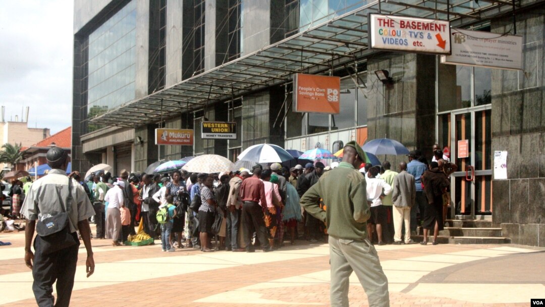 Even an introduction of Zimbabwe’s own currency called “bondnotes” which trade at par with the U.S. dollar, in November last year, has not helped ease an acute shortage of cash which is forcing some people to lots of time in bank queues, Gokwe, Zimbabwe, Jan. 31, 2017. (S. Mhofu/VOA)