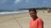 Danilo Nonato escutando emissão em onda curta em Porto de Galinhas, Pernambuco, Brasil.