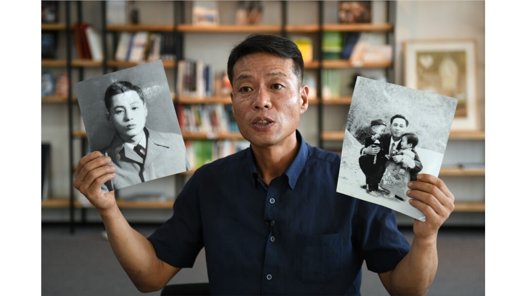 ‘1969년 대한항공 여객기 납치피해자 가족회’ 황인철 대표가 북한에 납치된 아버지의 사진을 들고 있다.