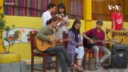 Afg'on bolalarini musiqaga jalb qilayotgan qiz