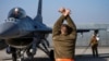 Ukrainalik pilotlar F-16 samolyotlarida uchish bo'yicha mashqlarga tayyor