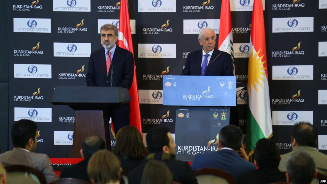 Turkiyaning Energiya vaziri Taner Yildiz (chapda) Kurdistonning Tabiiy zaxiralar vaziri Ashti Havramiy bilan, Arbil, 2-dekabr, 2013-yil.