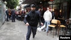 Cảnh sát Israel tại hiện trường của vụ nổ súng ở Tel Aviv, ngày 01/1/2016.