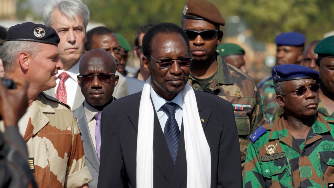 Mali's President Dioncounda Traore, center, visits the troops on the military side of Bamako's airport, January 16, 2013.