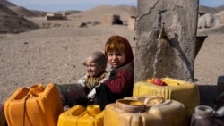 Chodirlarda yashayotgan afg'on bolalar. Hirot, 26-noyabr, 2021.