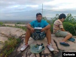 Amigos fazendo escutas de ondas curtas