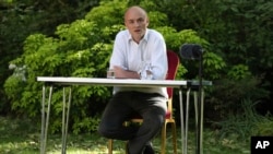 Dominic Cummings, senior aide to Prime Minister Boris Johnson, makes a statement inside 10 Downing Street, London, Monday May 25, 2020, over allegations he breached coronavirus lockdown restrictions. In an exceptionally rare televised statement,…