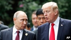 Tổng thống Mỹ Donald Trump và Tổng thống Nga Vladimir Putin trò chuyện tại Hội nghị Thượng đỉnh APEC ở Đà Nẵng, ngày 11 tháng 10, 2017. 