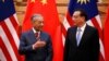 马来西亚总理马哈蒂尔（左）与中国总理李克强在北京人大会堂的签约仪式上。（2018年8月20日）