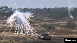 Демонстрація танку під час візиту міністра оборони Німеччини Бориса Пісторіуса до танків Leopard II, які мають бути поставлені в Україну, у танковій бригаді Lipperland в Августдорфі, Німеччина, 1 лютого 2023. REUTERS/Benjamin Westhoff 