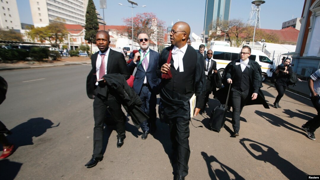 Lawyers representing opposition Movement for Democratic Change (MDC) leader Nelson Chamisa arrive at court to challenge President Emmerson Mnangagwa's election victory in Harare, Aug. 22, 2018. 