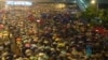 數以萬計香港人暴風雨中堅守抗爭高唱海闊天空(美國之音海彥拍攝)