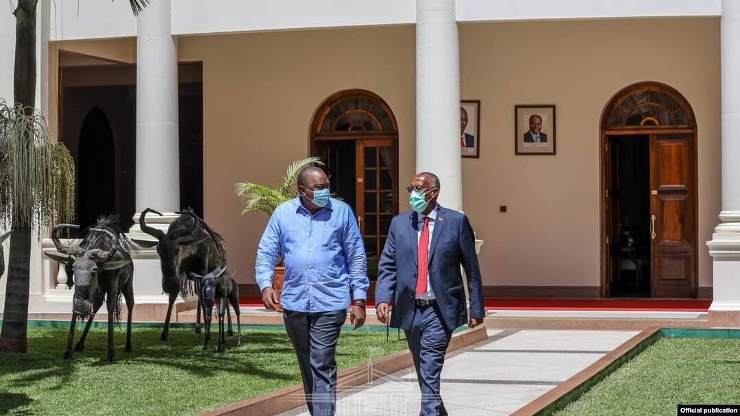 Rais wa Kenya Uhuru Kenyatta akita na mgeni wake Rais wa Somaliland Musa Bihi Abdi.