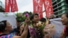 支持者為梁國雄獻花迎接(社民連facebook圖片)