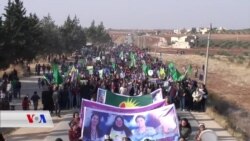 ژنانی ئاوارەی خەڵکی عەفرین لە ڕۆژی ڕووبەڕووبوونەوەی توندوتیژی لە دژی ژنان ناڕەزایی خۆیان دەردەبڕن