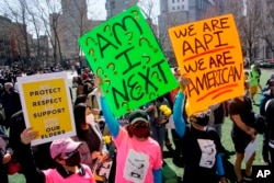 Osiyolik amerikaliklar diskriminatsiyaga qarshi namoyishda, Nyu-York, 21-mart, 2021