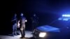 乌克兰警方街头夜间巡逻，寻找违反宵禁的人