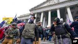 Anëtarët e grupit "Oath Keepers" duke qëndruar në pjesën qendrore të Kapitolit më 6 janar 2021