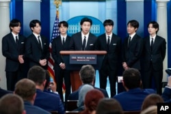 조 바이든 대통령은 지난 2022년 한국 출신의 세계적인 K팝 그룹 BTS를 백악관으로 초청해 미국 등 일부 나라에서 포착된 아시아계에 대한 증오 범죄 문제 등을 논의했다.