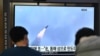 지난 29일 한국 서울역에 설치된 TV에서 북한 탄도미사일 발사 관련 뉴스가 나오고 있다.