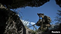 Një ushtar i brigadës së 3-të ukrainase duke bërë një mision zbulimi në Bakhmut
